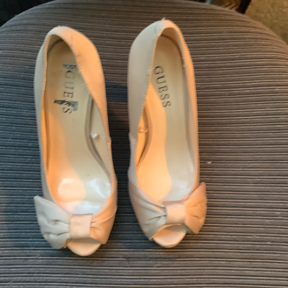 Satin tan shoe/Guess